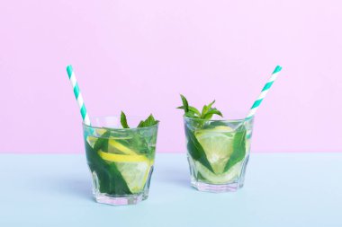 Mojito yaz serinletici buzlu ve naneli kokteyl. Limonlu, limonlu ve naneli mojito kokteyli..