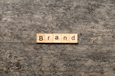 Tahta bloğa yazılmış bir kelime. marka metni tablo üzerinde, konsept.