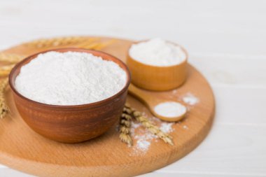 Tahta kasede buğday unu ve renkli arka planda buğday dikenleri. dünya buğday krizi.