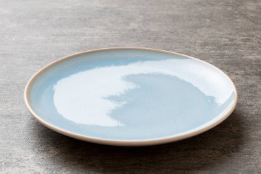 Beton zemin üzerinde boş mavi plakanın perspektif görünümü. Tasarımın için boş boşluk.