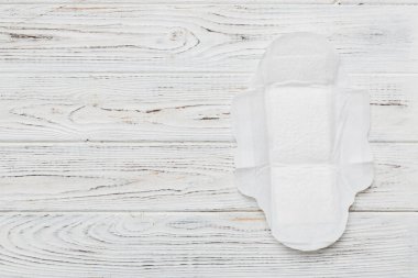 Kadın hijyen ürünleri ya da renkli arka planda hijyenik ped. Pastel renk. - Yakın çekim. Mesaj için boş bir yer. Kadın günlük hijyeni..