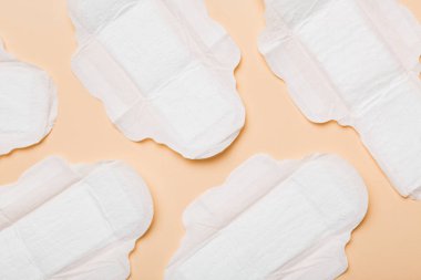 Kadın hijyen ürünleri ya da renkli arka planda hijyenik ped. Pastel renk. - Yakın çekim. Mesaj için boş bir yer. Kadın günlük hijyeni..