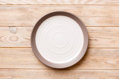 Ahşap zemin üzerinde boş ışık plakası üst görünümü. Tasarımın için boş boşluk.