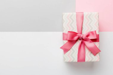 Tatil kağıdı hediyesi pembe kurdeleli pruva manzaralı fotokopi alanı. Tatil geçmişi düzdü. Doğum günü ya da Noel hediyesi. Kopya alanı olan Noel hediyesi kutusu konsepti.