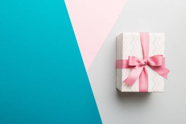 Tatil kağıdı hediyesi pembe kurdeleli pruva manzaralı fotokopi alanı. Tatil geçmişi düzdü. Doğum günü ya da Noel hediyesi. Kopya alanı olan Noel hediyesi kutusu konsepti.