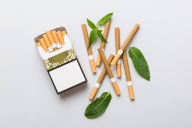 Bir paket mentollü sigara ve renkli masada taze nane şekeri, mentollü sigaralar düz yerde yatıyordu..