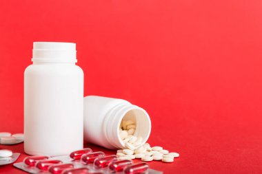 HIV enfeksiyonunun tedavisi için ilaç. Haplar, kapsüller ve masada savaş. Renkli arkaplanda kopyalama alanı olan farklı renkli tabletler.