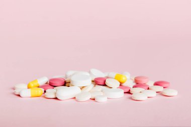 Bir çok farklı renkli ilaç ve hapların bakış açısı farklı. Renkli arkaplanda bir sürü hap.