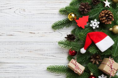 Noel süslemeleri, köknar ağacı dalları ve hediye kutusundaki karanlık masa. Kopyalama alanı olan üst görünüm çerçevesi.