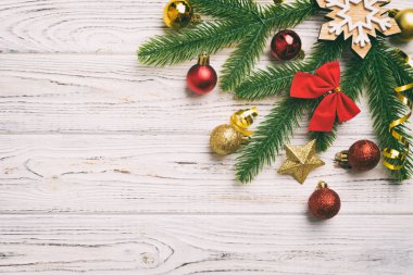 Noel arkaplanı, köknar dalları ve Noel süslemeleri. Üst görünüm, metin için boşluk kopyala.