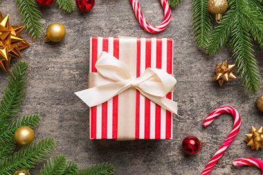 Noel kompozisyonu. Renkli arka planda yeni yıl süslemeleri olan hediye kutusu. Noel, kış, yeni yıl konsepti. Düz konum, üst görünüm, kopyalama alanı.