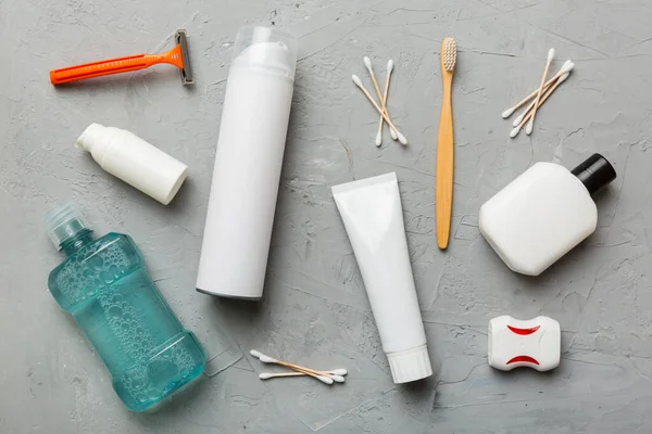 Banyo ürünleri için model düz yatak, spa jileti, diş macunu, sabun, jöle ve diğer çeşitli aksesuarlar. Cilt sağlığı için kozmetik. Logonuz için Bath Mockup.