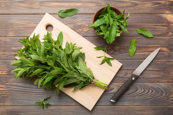 Bunch Fresh Mint Cutting Boards Colored Background Top View — Stock Photo, Image