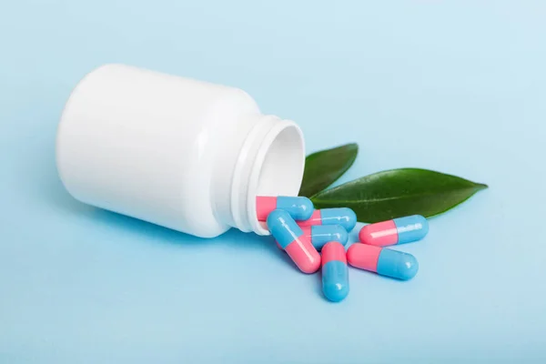 Diferentes Medicamentos Píldoras Suplementos Salud Vertidas Una Botella Medicina Cuidado —  Fotos de Stock