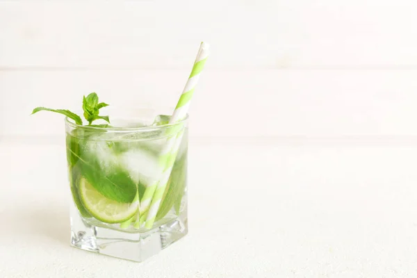 Koktajl Mojito Orzeźwiający Koktajl Mojito Limonką Cytryną Miętą Wysokiej Szklance — Zdjęcie stockowe