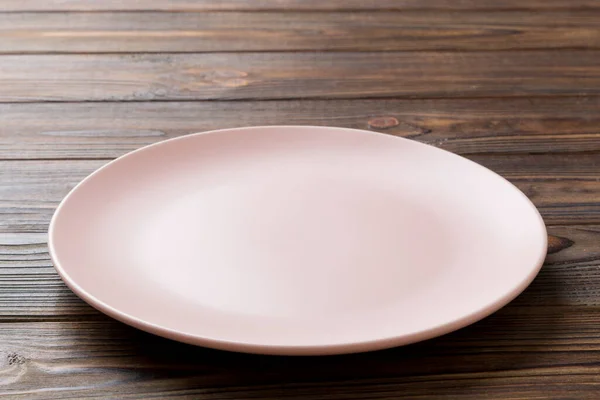 배경에는 분홍색 접시가 보인다 당신의 디자인을 — 스톡 사진