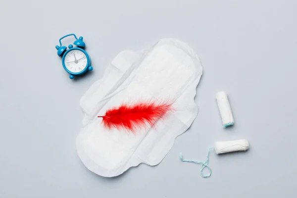 Jam Alarm Berbunyi Dengan Pembalut Wanita Dan Pembalut Sanitasi Menstruasi — Stok Foto