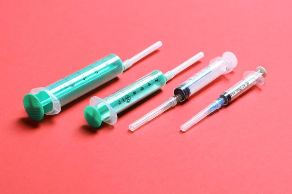 Bovenaanzicht Van Verschillende Injectiespuiten Een Kleurrijke Achtergrond Medische Apparatuur Concept — Stockfoto