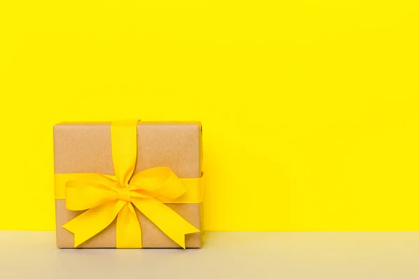 Holiday Paper Present Tied Yellow Ribbon Bow Top View Copy — ストック写真