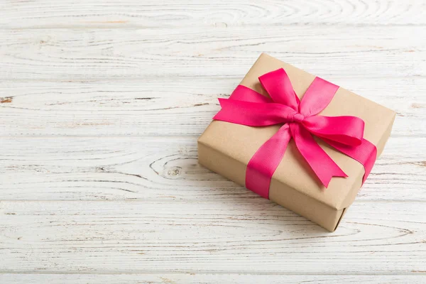 Verhüllte Weihnachten Oder Andere Feiertage Handgemachtes Geschenk Bastelpapier Mit Farbigem — Stockfoto