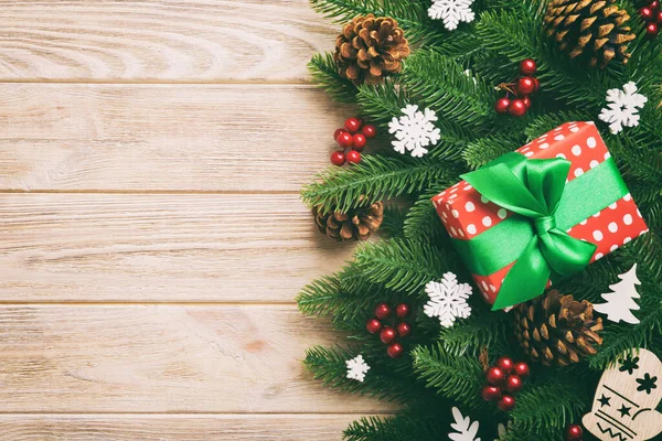 Χριστουγεννιάτικα Στολίδια Και Έλατο Κλαδί Και Δώρο Boxon Σκοτεινό Τραπέζι — Φωτογραφία Αρχείου