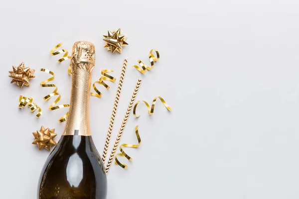 Fles Champagne Met Glazen Kleurrijke Confetti Gekleurde Achtergrond Bovenaanzicht Flay — Stockfoto