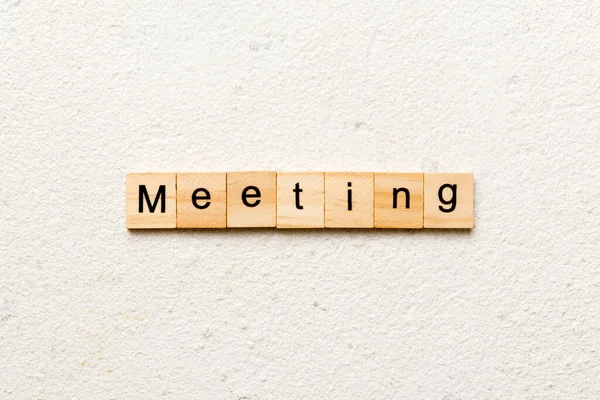 Συναντηση Λέξη Γραμμένο Ξύλο Μπλοκ Συναντηση Κείμενο Στο Τραπέζι Τσιμέντου — Φωτογραφία Αρχείου