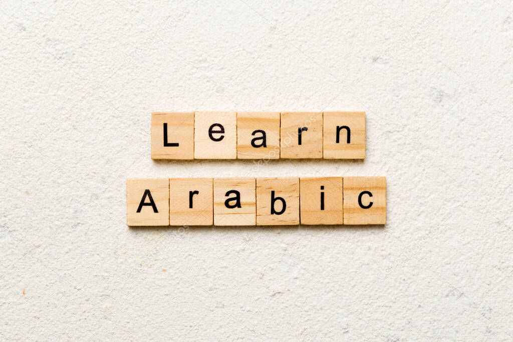 aprender palabra árabe escrita en bloque de madera. aprender el texto