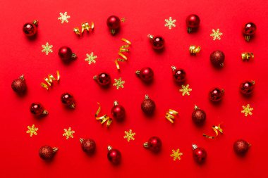 Christmas composition. a pattern of christmas balls on colored background. Flat lay, top view New year decor.
