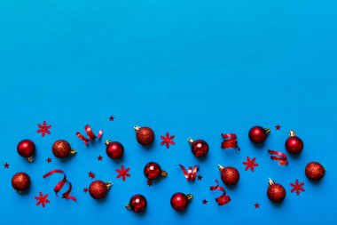 Christmas composition. a pattern of christmas balls on colored background. Flat lay, top view New year decor.
