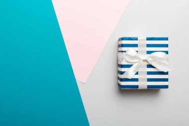 Tatil el yapımı kağıt, beyaz kurdeleli kurdeleli üst görünümü fotokopi alanı ile birleştirdi. Tatil geçmişi düzdü. Doğum günü ya da Noel hediyesi. Kopya alanı olan Noel hediyesi kutusu konsepti.