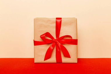 Bayram kahverengi kağıtları kırmızı kurdeleli üst görünümü fotokopi alanı ile bağlar. Tatil geçmişi düzdü. Doğum günü ya da Noel hediyesi. Kopya alanı olan Noel hediyesi kutusu konsepti.