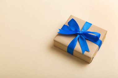 Paketlenmiş Noel ya da renkli kurdeleli el yapımı el yapımı diğer Noel hediyeleri. Hediye kutusu, hediye süslemesi, kopya alanı ile üst görünüm.
