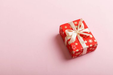 Paketlenmiş Noel ya da renkli kurdeleli kağıda sarılmış el yapımı diğer tatil hediyeleri. Hediye kutusu, hediye süslemesi, kopya alanı ile üst görünüm.