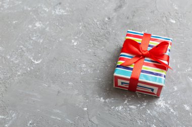 Paketlenmiş Noel ya da renkli kurdeleli kağıda sarılmış el yapımı diğer tatil hediyeleri. Hediye kutusu, hediye süslemesi, kopya alanı ile üst görünüm.