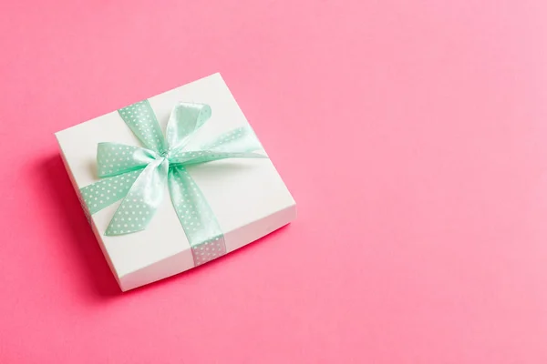 Csomagolva Karácsony Vagy Más Ünnep Kézzel Készített Ajándék Papír Lila — Stock Fotó
