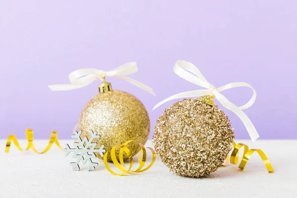 Christmas Ball Colored Background Decoration Bauble Ribbon Bow Copy Space — Fotografia de Stock