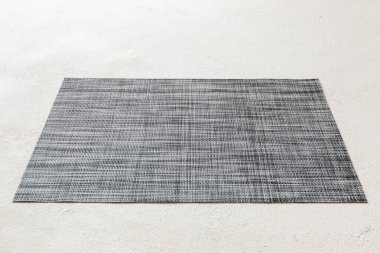 Çimento arka planındaki yemek için gri masa örtüsünün perspektif görüntüsü. Tasarımın için boş boşluk.