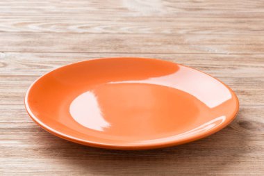 Çimento arka planındaki boş turuncu plakanın perspektif görüntüsü. Tasarımın için boş boşluk.