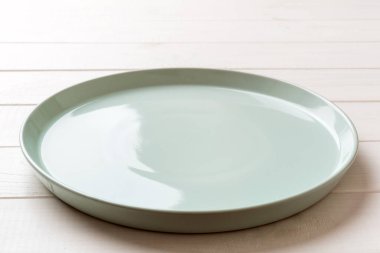 Ahşap zemin üzerinde boş mavi plakanın perspektif görüntüsü. Tasarımın için boş boşluk.