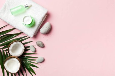 Hindistan cevizi yağı dolu kavanozlar ve renkli arka planda kozmetik kremi. Üst Manzara. Metnin için boş yer. Doğal spa Hindistan cevizi kozmetik ve organik tedavi konsepti Hindistan cevizi spa bileşimi.