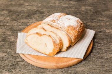 Köy manzaralı peçeteli taze dilimlenmiş ekmek çeşitleri. Sağlıklı mayasız ekmek. Fransız ekmeği dilimi.