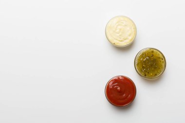 Renkli bir tahtanın içinde farklı soslar var. Üst Manzara. Çeşitli soslar boşluk kopyala.