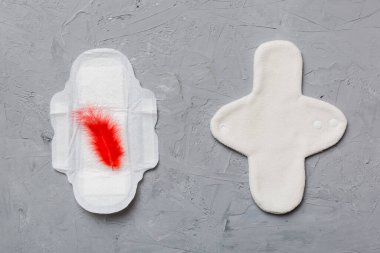 Renkli, parlak, yeniden kullanılabilir adet pedleri. sıfır atık kadın dönemi konsepti kopya alanı ile üst görünüm.