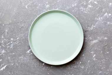 Beton zemin üzerinde boş mavi plaka üst görünümü. Tasarımın için boş boşluk.