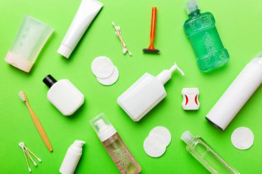 Banyo ürünleri için model düz yatak, spa jileti, diş macunu, sabun, jöle ve diğer çeşitli aksesuarlar. Cilt sağlığı için kozmetik. Logonuz için Bath Mockup.