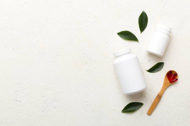 farklı ilaçlar ve ilaç şişesi sağlık hizmeti ve tıbbi destek hapları. Vitamin hapları. Masa arkasında renkli haplar olan bir şişe. Multivitaminler.