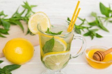 Mojito kokteyli. Limonlu, limonlu ve naneli mojito kokteylini uzun bir bardakta sopayla tazeliyorum..