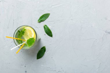 Caipirinha, Mojito kokteyli, limonlu votka veya soda, masa arkasında nane ve saman. Naneli, limonlu, cam manzaralı, ferahlatıcı bir içecek..