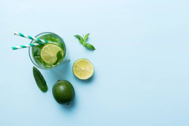 Caipirinha, Mojito kokteyli, limonlu votka veya soda, masa arkasında nane ve saman. Naneli, limonlu, cam manzaralı, ferahlatıcı bir içecek..